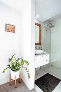 Family Friendly Home by the Lake - - 9