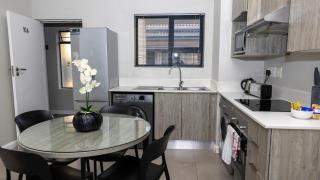 Charming 1-Bed Apartment Stylish & Fully Equipped - Joanesburgo - 2