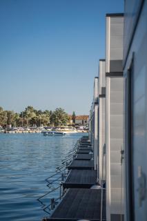 The Sea Lodges Novigrad - Bootshaus Floating Sea House - Novigrad - 3
