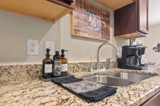 3BR Retreat Plush Beds High-Speed Wi-Fi - 4