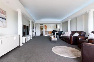 Modern 3-Bedroom House in Vibrant Neighborhood - 3