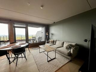 Modern 2-Bedroom with Balcony and Mountain Views - 9