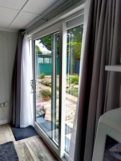 Independent Garden Guesthouse, 2-BEDROOMS, SLEEP up to 4, AIR-CONDITIONING, Private entrance, Only 1 booking at time, FREE PARKING, Super Fast Wi-Fi, Netflix, Kitchenette, Garden smoking area - Derby - 8