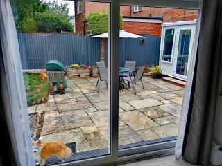Independent Garden Guesthouse, 2-BEDROOMS, SLEEP up to 4, AIR-CONDITIONING, Private entrance, Only 1 booking at time, FREE PARKING, Super Fast Wi-Fi, Netflix, Kitchenette, Garden smoking area - Derby - 6