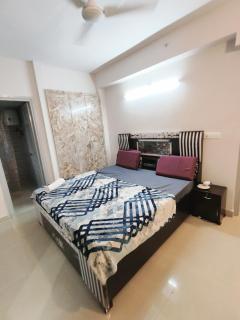 Sector143 near Advant Office-2BHK-Society-55" Smart Tv,10" Mattress-Spacious-Party,Couple,Family,WFO employes and NRI friendly Place with Kitchen ,living room ,Near Candor TechSpace,Advant IT park and Oxygen144 Center - Noida - 6
