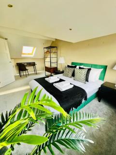 Modern 5 Bed 3 Bath House - Morden - 8