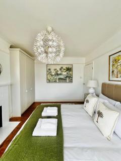 Modern 5 Bed 3 Bath House - Morden - 2
