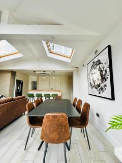Modern 5 Bed 3 Bath House - Morden - 4