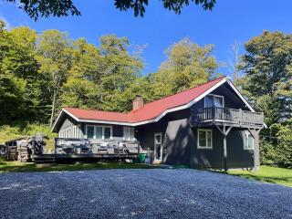 Alpine Chalet Grill, Fire pit, Pool, Gym, CornHole - Killington - 0
