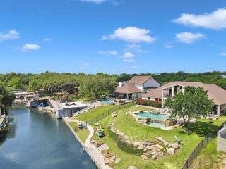 Waterfront House on Lake LBJ Cove and Concierge Services - Kingsland - 8