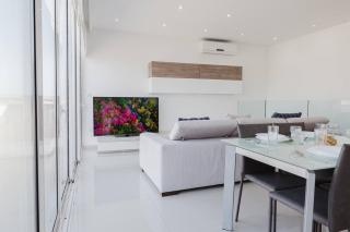 Seaside escape 2BED with views! by Homely - 1