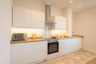 Apartment 4, King's Court - 6
