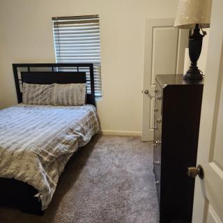 Queen bed cozy and nice - - 4