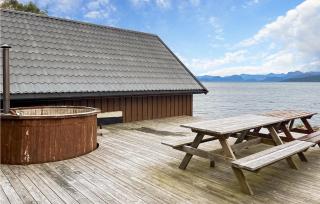 4 Bedroom Nice Home In Midsund - Midsund - 9