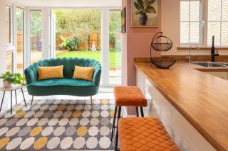 Luxurious 4 Dbl Bedroom house- home away from home - 1