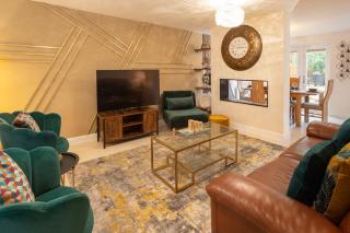 Luxurious 4 Dbl Bedroom house- home away from home - 6