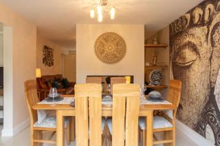 Luxurious 4 Dbl Bedroom house- home away from home - 3