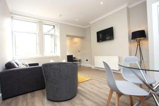 Three Bedroom Upper Flat in Jordanhill - Glasgow - 8