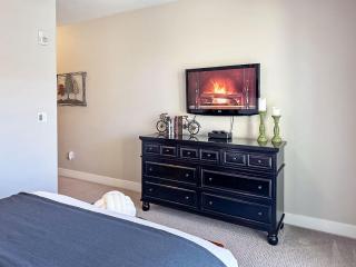 Newpark Townhome, Breathtaking Views Shopping Center Steps Away - 1