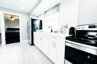 2 Homes, 1 Stay-7BR Niagara Falls Compound - Niagara Falls - 0