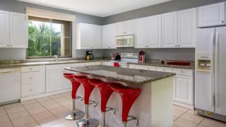 3rd-floor space with modern décor recently renovated viewing over pool in Coco - 1