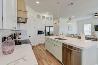 New Perfect Vacation Home-1 Block From Beach - Galveston - 0