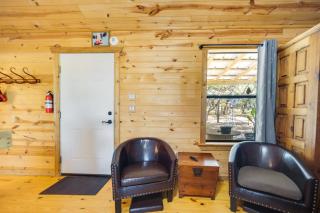 11 Mi to LBJ State Park - Couples Cabin Retreat! - Hye - 4