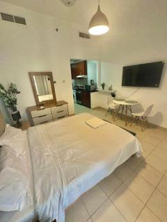 High-Floor Studio with Stunning Lake View in Dubai Marina - Dubai - 6