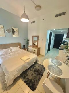 High-Floor Studio with Stunning Lake View in Dubai Marina - 4