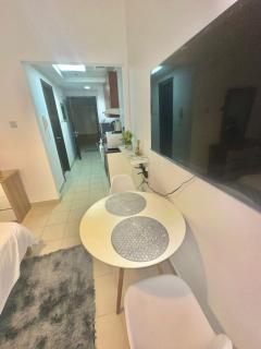 High-Floor Studio with Stunning Lake View in Dubai Marina - Dubai - 3