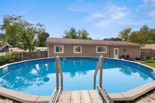 Poolside Palisade - A Fun Family Retreat for 6 - - 6