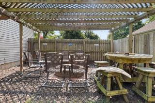 Poolside Palisade - A Fun Family Retreat for 6 - - 3