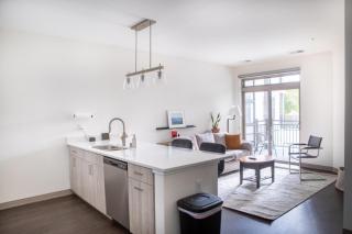 Flexhome Shorewood 1BR A4 with Gym and Balcony - Milwaukee - 5