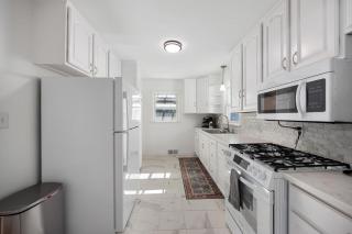 A Pop of Color - 3BD in the Heights w 3 King Beds - 1