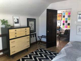 Gallery Loft of Oak Park #1 Top Host in IL - Oak Park - 3