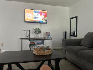 Visalia Near SNP cozy,spacious 2bd 2 Bath - 8