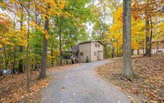 Mountain Views w Fire Pit Deck Grill & Amenities - Hedgesville - 5