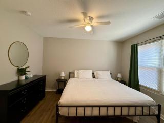 Cozy Aksarben Living-close to I-80 & WFH desk - Omaha - 3
