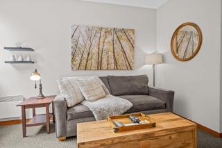 Alpenglow Lodge Cozy Studio with Den by MVA - 8