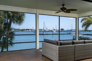 180° Bay Views, Newly Remodeled, Walk to Beach - Fort Myers Beach - 7