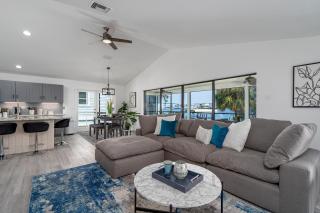 180° Bay Views, Newly Remodeled, Walk to Beach - Fort Myers Beach - 2