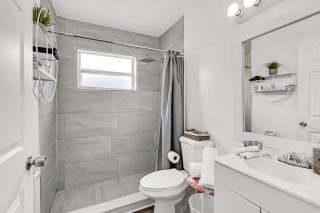 Ventur Harbor -Games, Hot-Tub w Lights & Firepit! - Hallandale Beach - 5