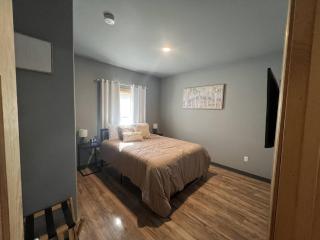 Cozy 2-bedroom Retreat In Town - 4