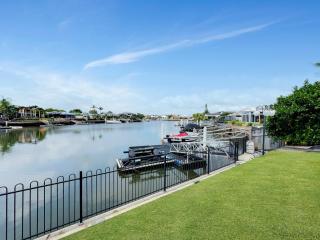Spacious Family & Pet-friendly Home on the Canal - Banksia Beach - 6