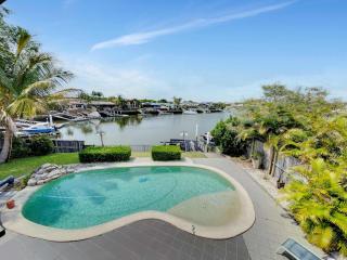 Spacious Family & Pet-friendly Home on the Canal - Banksia Beach - 9