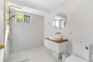 Cedar Villa - A Designer Pool House by the Beach - Palm Cove - 6