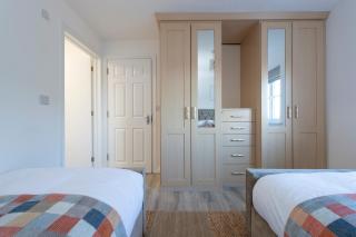 Stunning 5 bedroom detached house in Hornchurch - Romford - 3