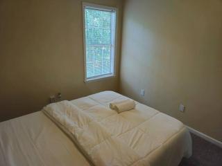 Spacious Townhome - Raleigh - 2