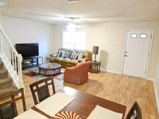 Spacious Townhome - Raleigh - 1