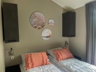 Beautiful chalet on the water in a holiday park - Veldhoven - 2